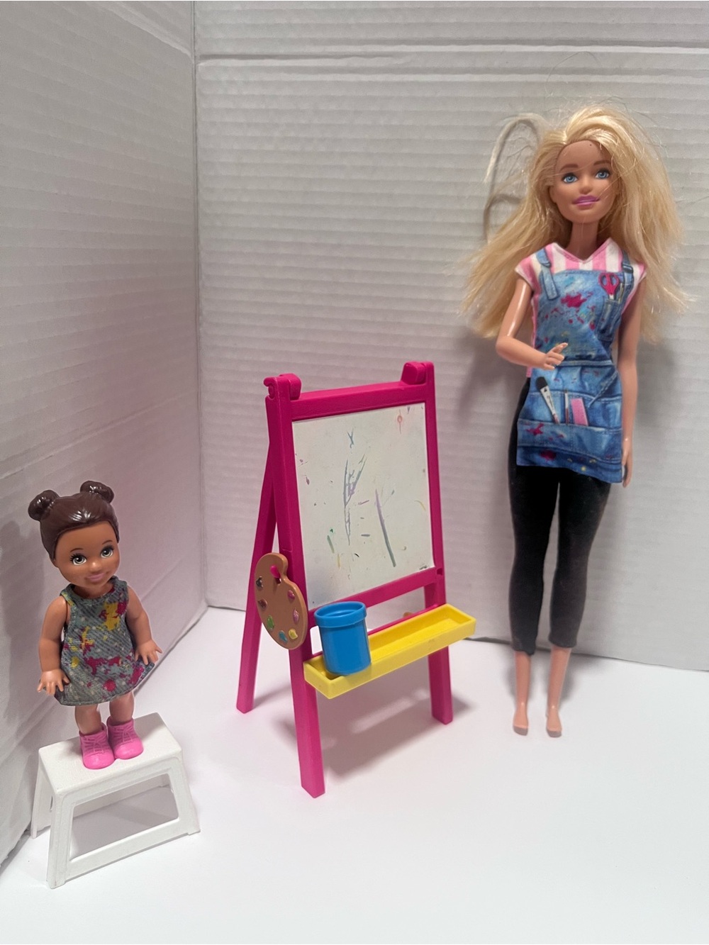 Barbie Art teacher with kid student Easel Playset Mattel You can be anything